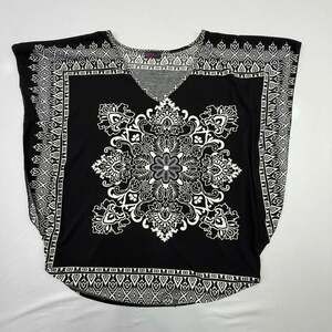 Agenda Women's Black and White Mandala Print Dolman Sleeve Top